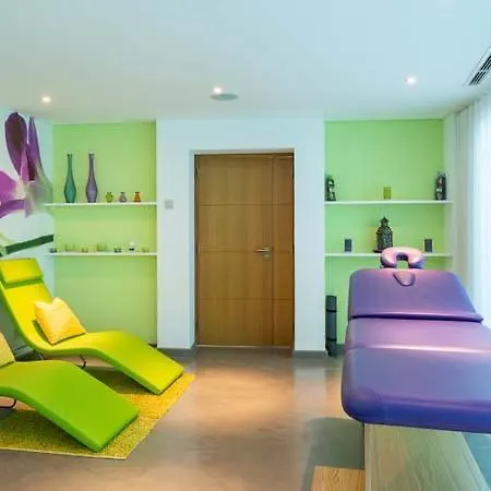 Sleeps 10 With Pool Air Con And Wifi فيلة *