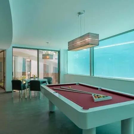 فيلة Sleeps 10 With Pool Air Con And Wifi *